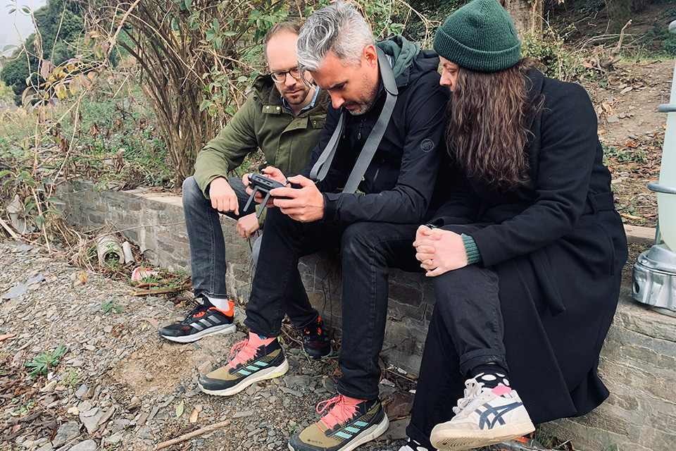 Nele berichtet mit dem ARD-Mikrofon in der Hand in gelber Verkleidung vom Schlagermove