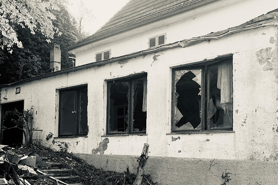 Kathrin balanciert auf dem Mittelstreifen einer Straße