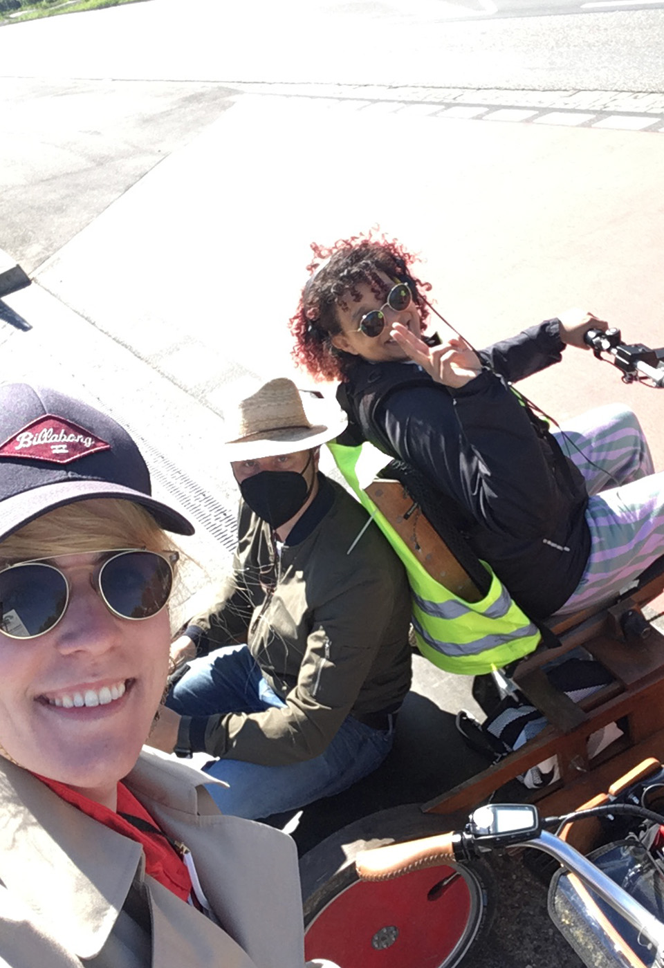 Nele schaut durch eine coole Fliegerbrille in die Kamera, im Hintergrund ein Lastenfahrrad.