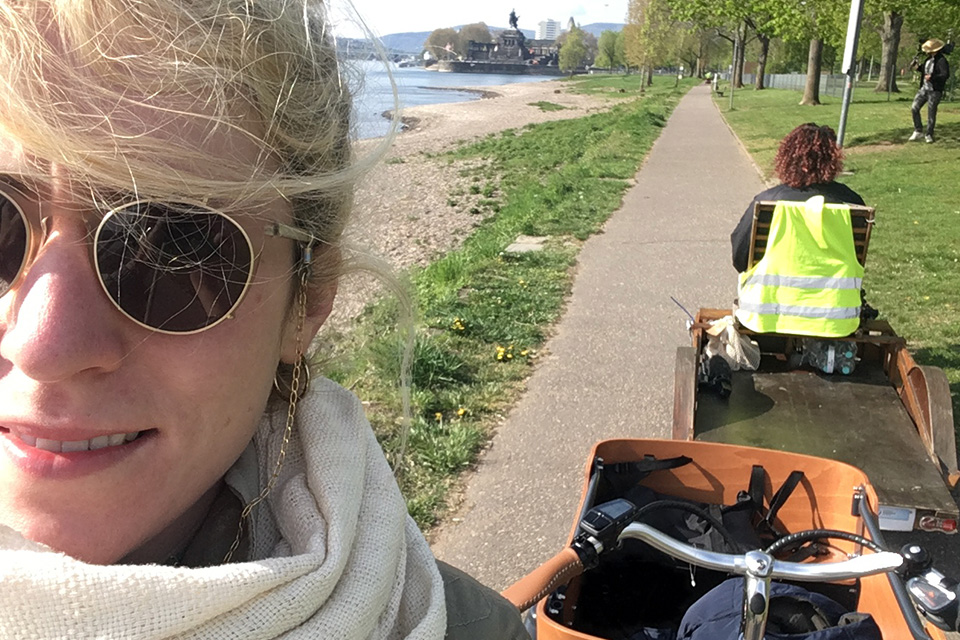 Die PicturePunks Nele und Kathrin lachend vor einem Graffiti