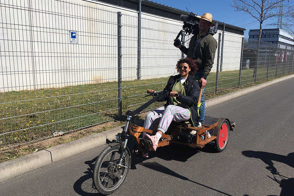 Kathrin im gegenlicht der Sonne, im Hintergrund sind Bäume.