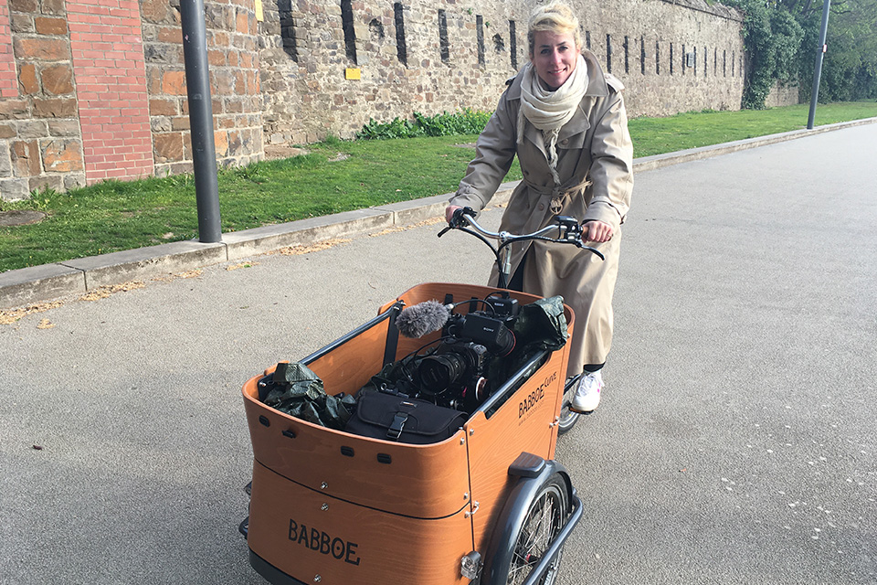 Kathrin im Interview mit Mario Adorf in einem Hotelzimmer