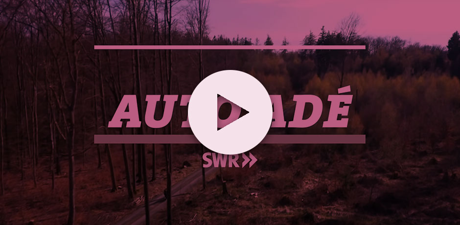 Die PicturePunks Nele und Kathrin lachend vor einem Graffiti