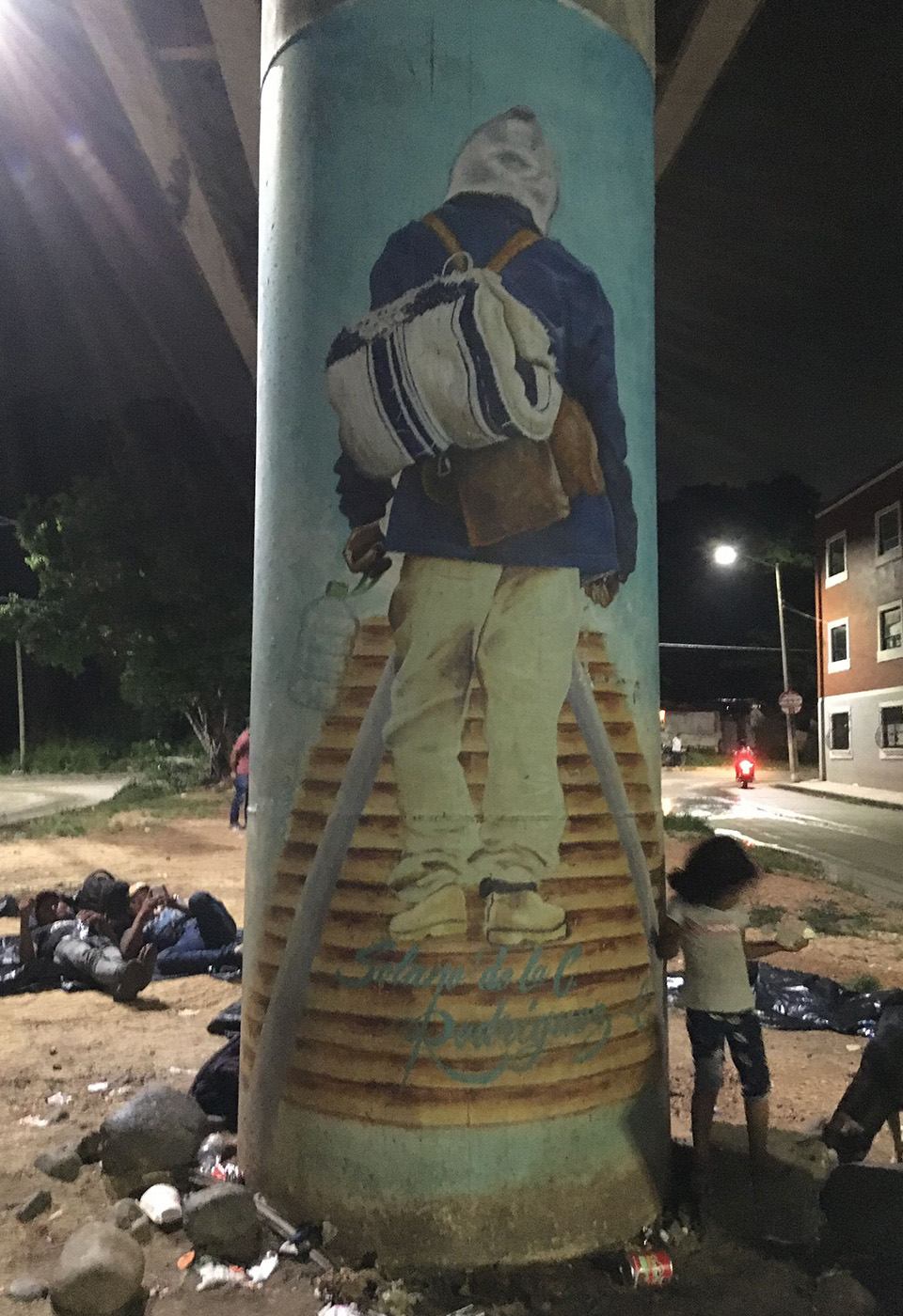 Die PicturePunks Nele und Kathrin lachend vor einem Graffiti