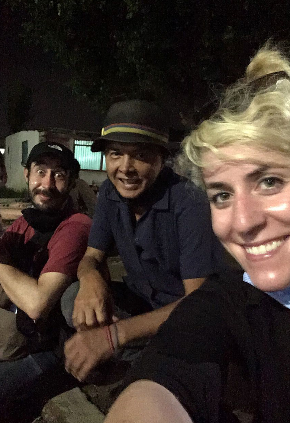 Kathrin im gegenlicht der Sonne, im Hintergrund sind Bäume.