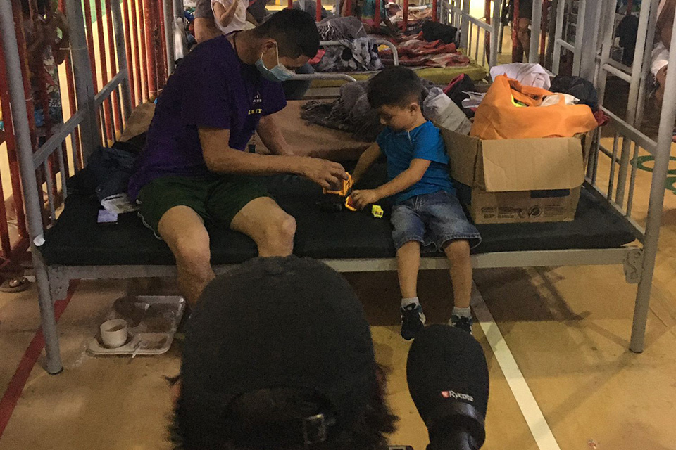 Kathrin im Interview mit Mario Adorf in einem Hotelzimmer