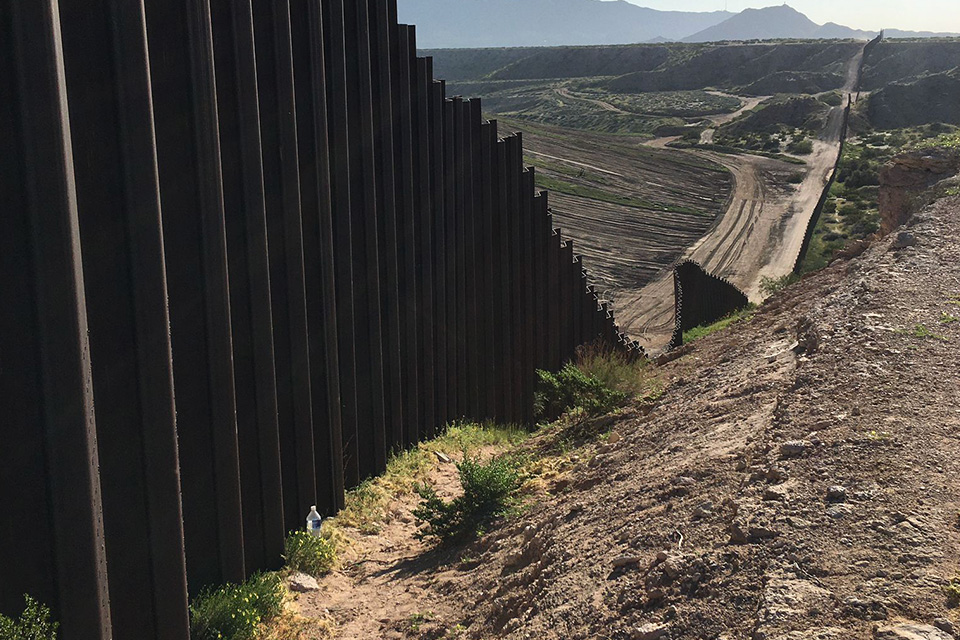 Nele berichtet mit dem ARD-Mikrofon in der Hand in gelber Verkleidung vom Schlagermove