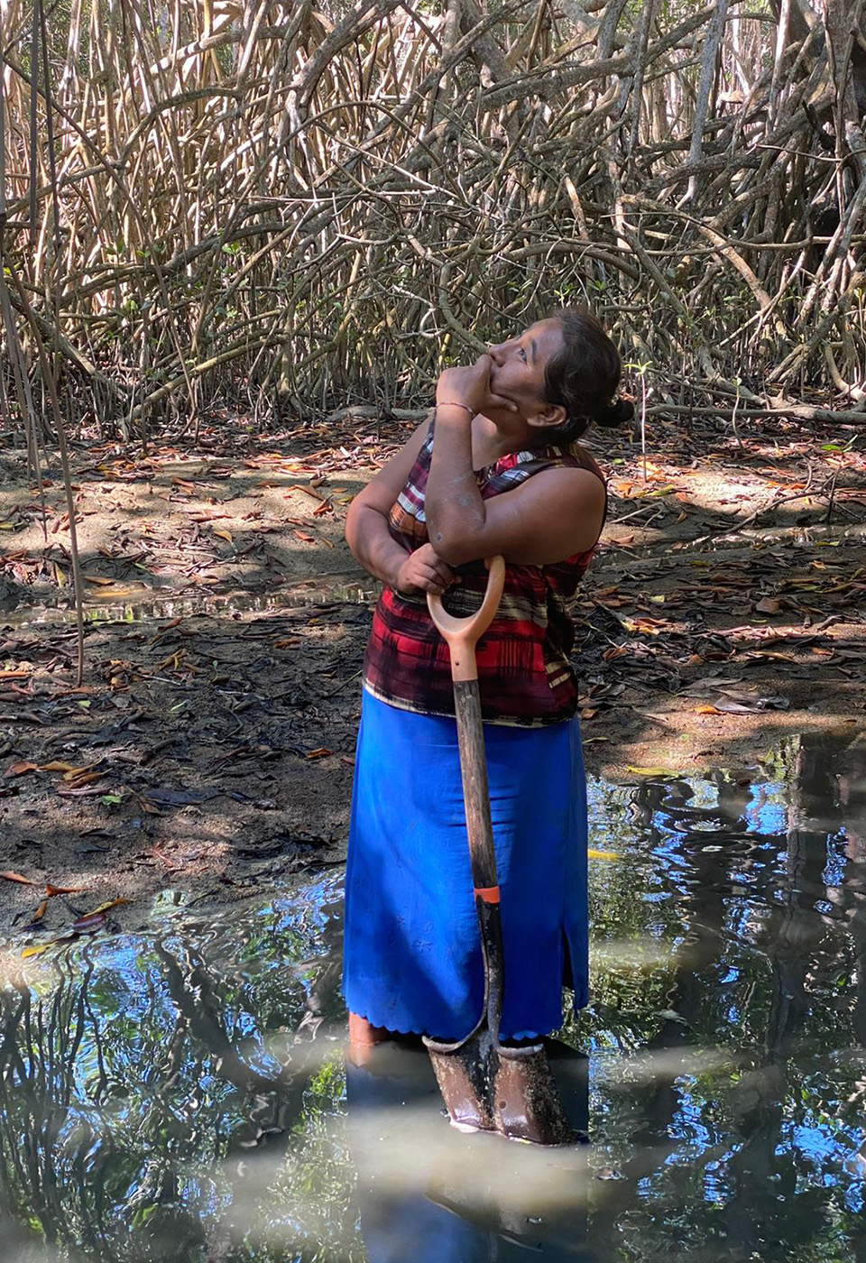 Die PicturePunks Nele und Kathrin lachend vor einem Graffiti