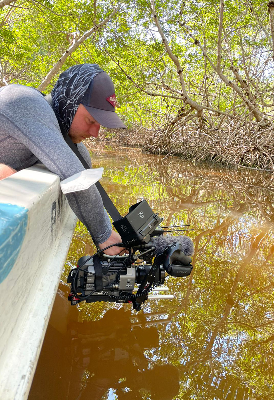 Kathrin im gegenlicht der Sonne, im Hintergrund sind Bäume.