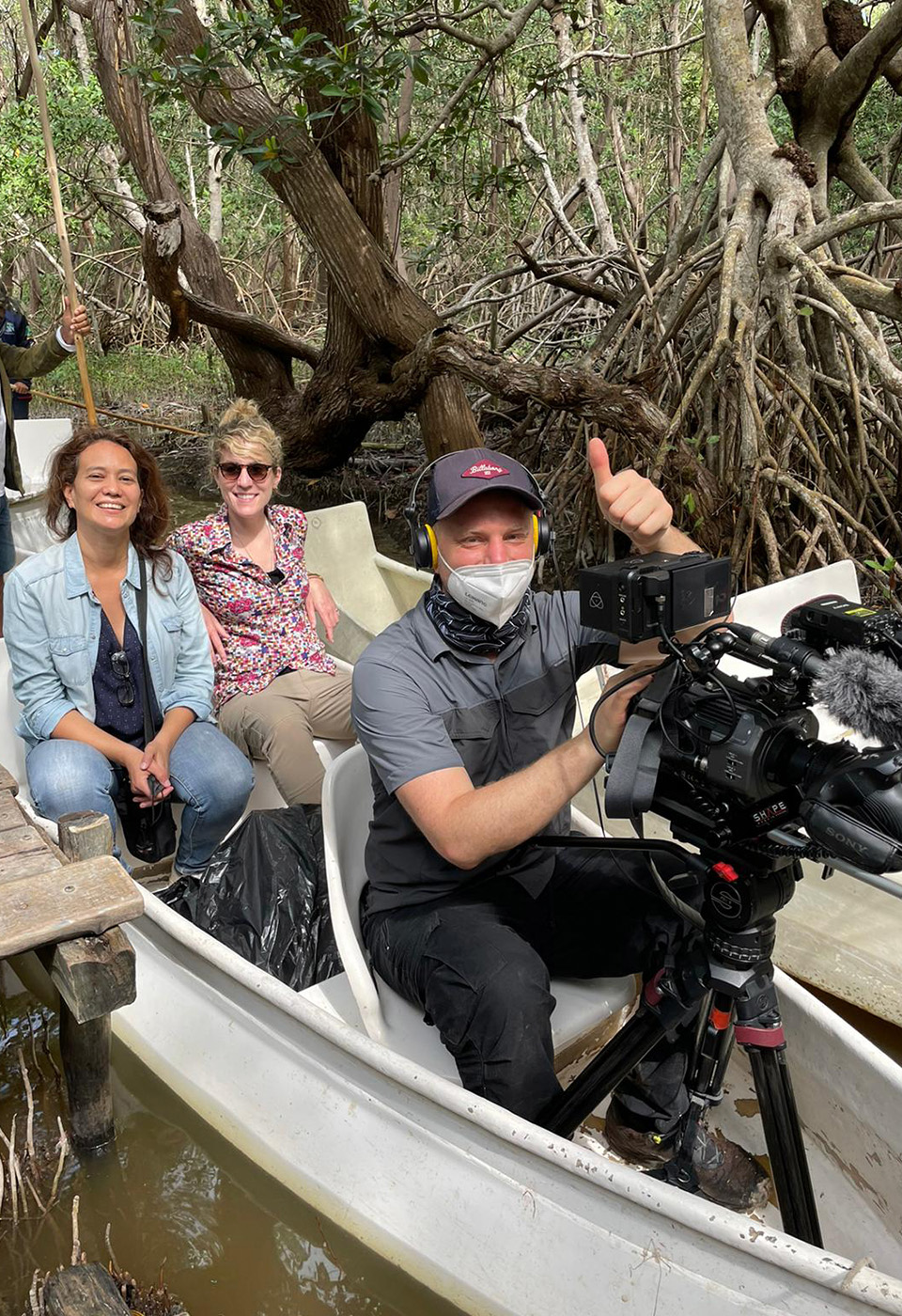 Nele berichtet mit dem ARD-Mikrofon in der Hand in gelber Verkleidung vom Schlagermove