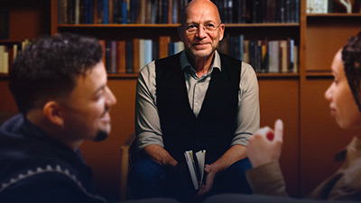 Das Titelbild der dritten Staffel der Doku-Serie 'Die Paartherapie' zeigt einen Therapeuten mit einem Paar in einer Gesprächssituation.