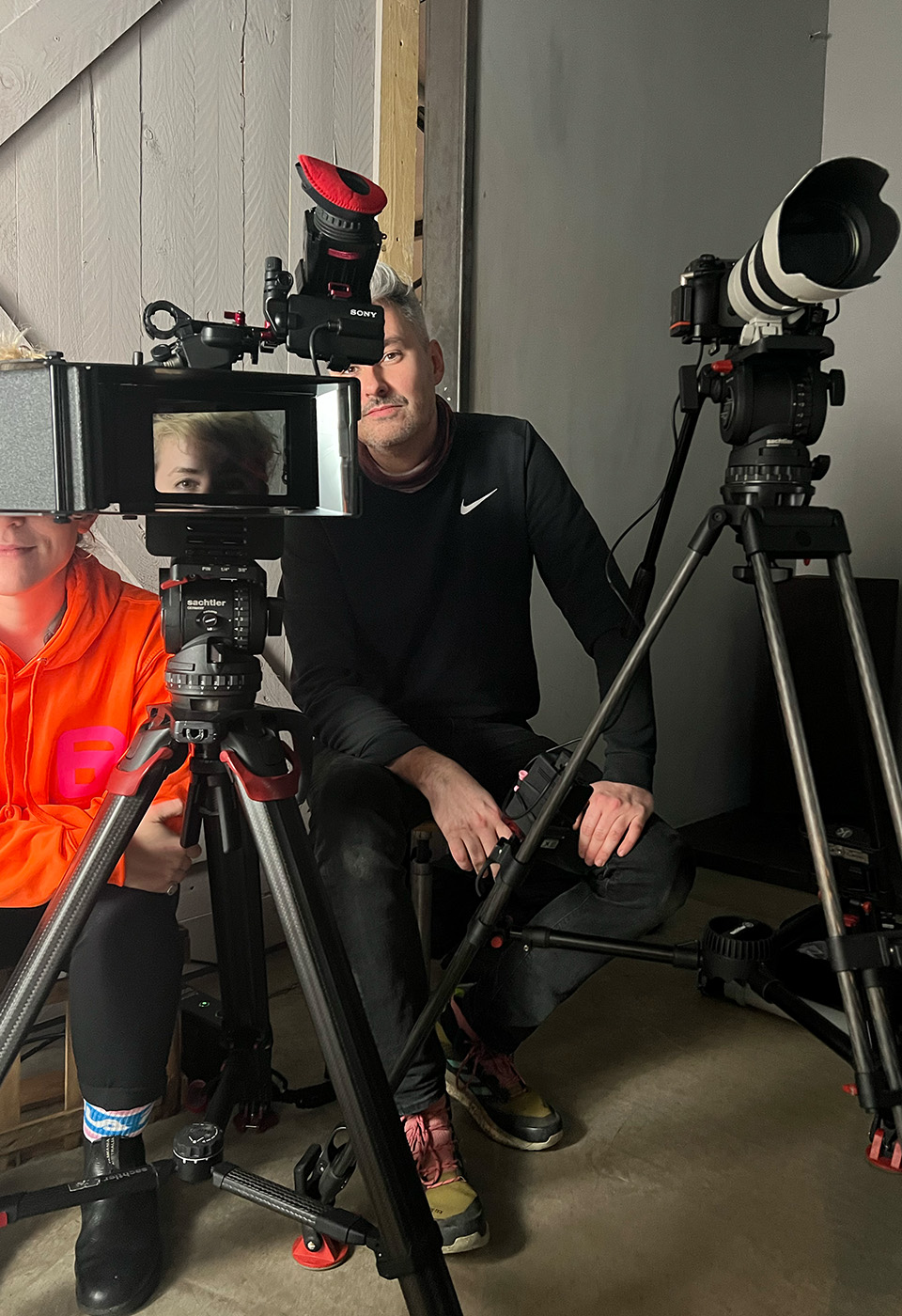 Kathrin balanciert auf dem Mittelstreifen einer Straße