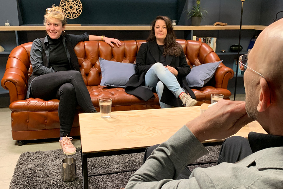 Nele schaut durch eine coole Fliegerbrille in die Kamera, im Hintergrund ein Lastenfahrrad.