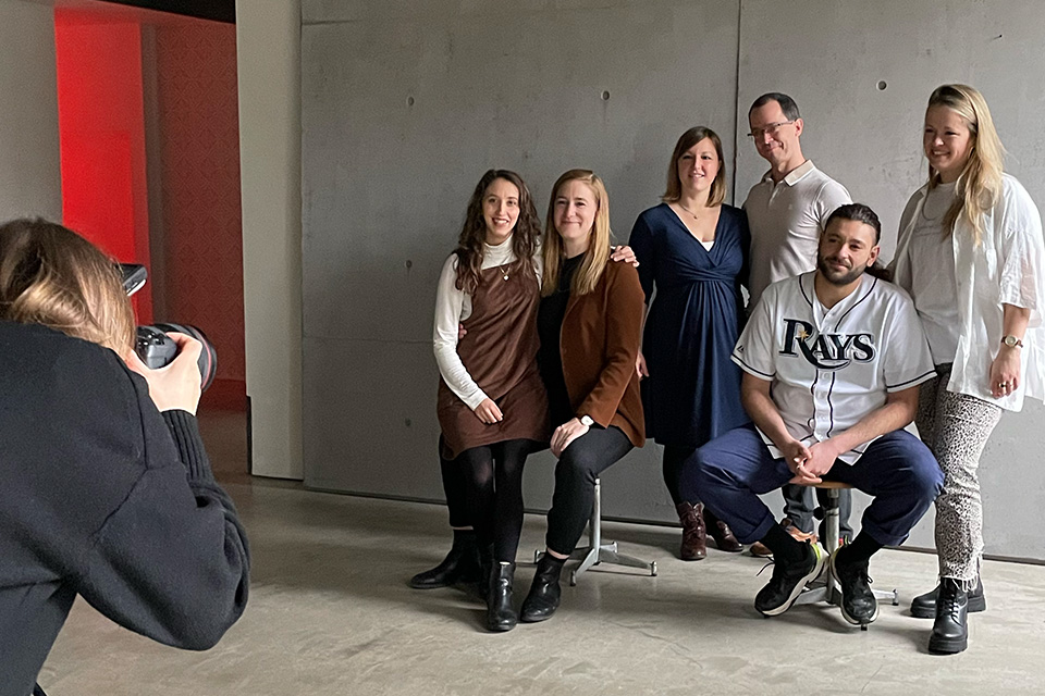 Die PicturePunks Nele und Kathrin auf einer Couch