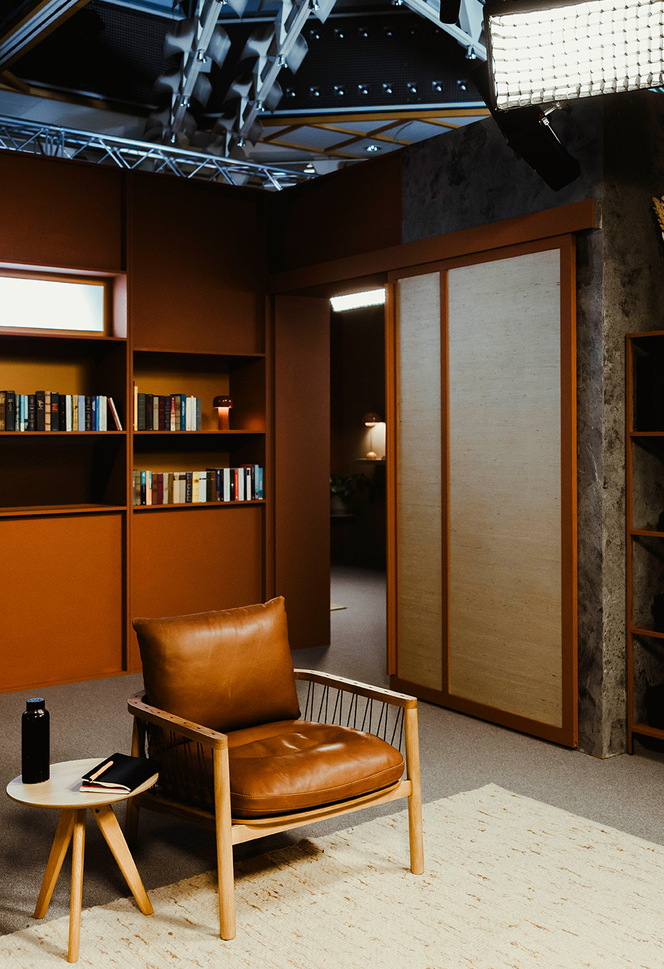 Kathrin balanciert auf dem Mittelstreifen einer Straße