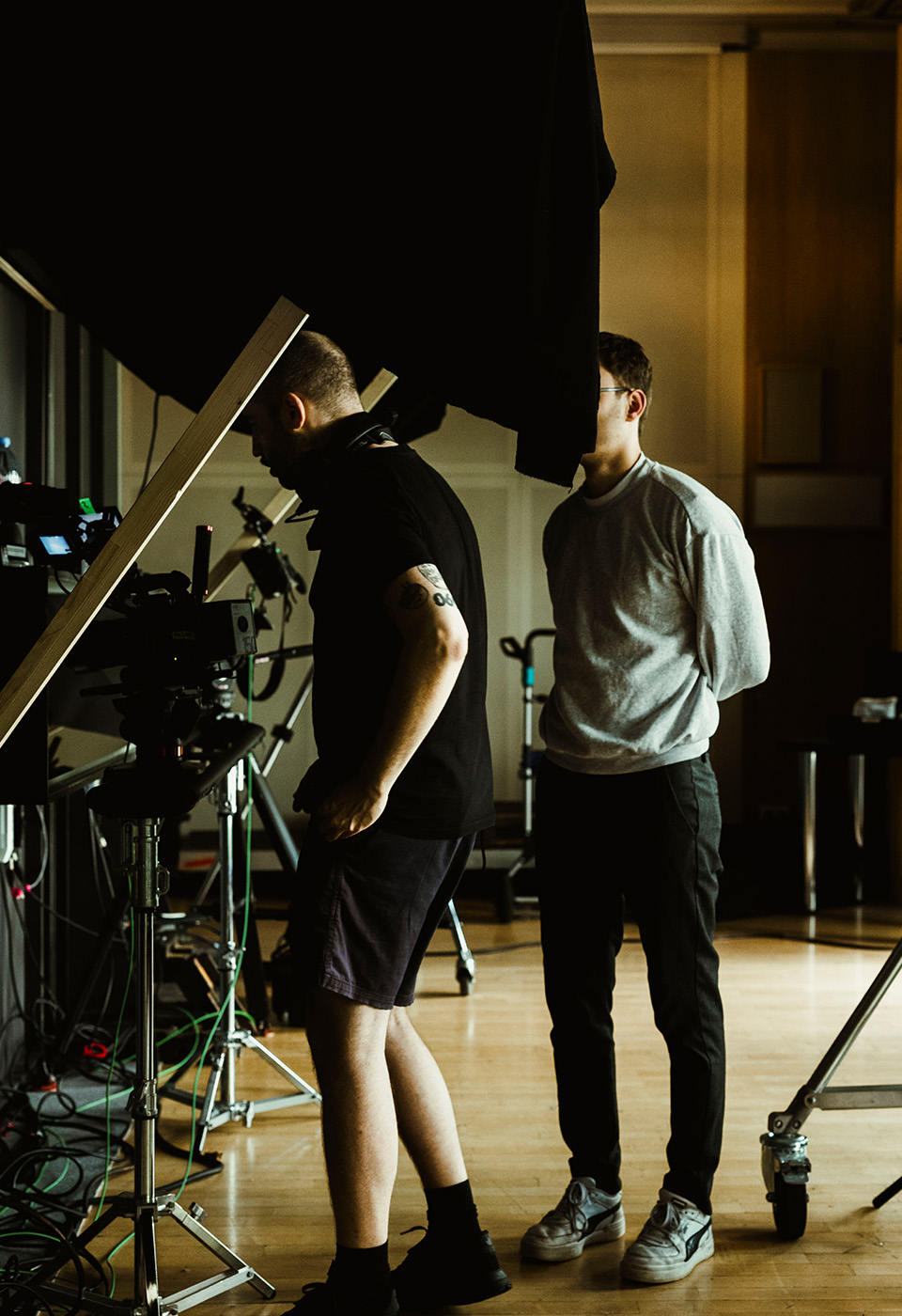 Kathrin balanciert auf dem Mittelstreifen einer Straße