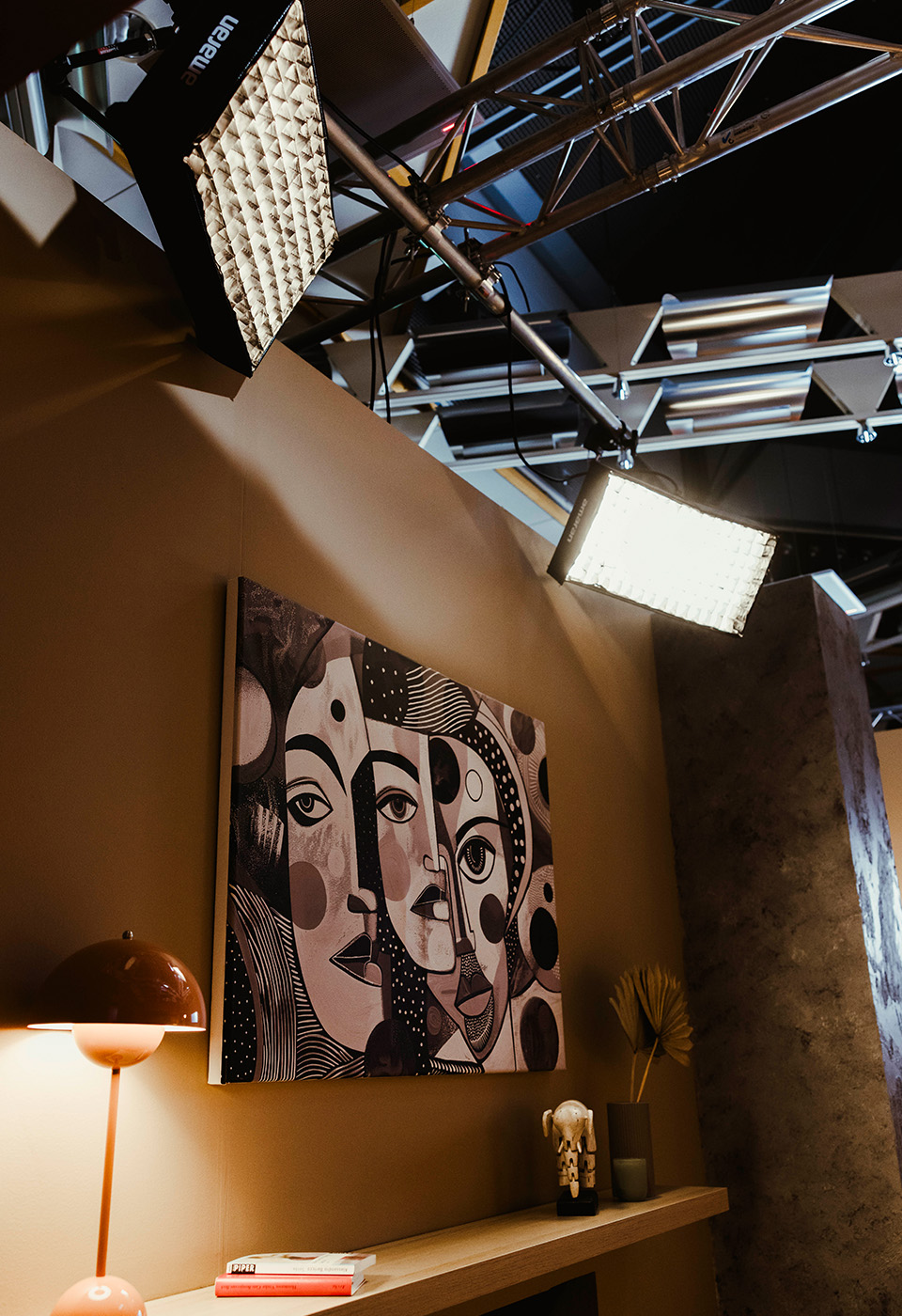 Kathrin im gegenlicht der Sonne, im Hintergrund sind Bäume.