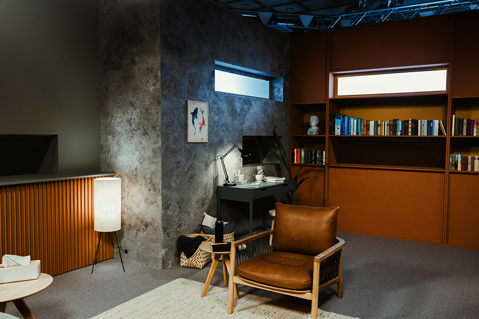 Nele schaut durch eine coole Fliegerbrille in die Kamera, im Hintergrund ein Lastenfahrrad.