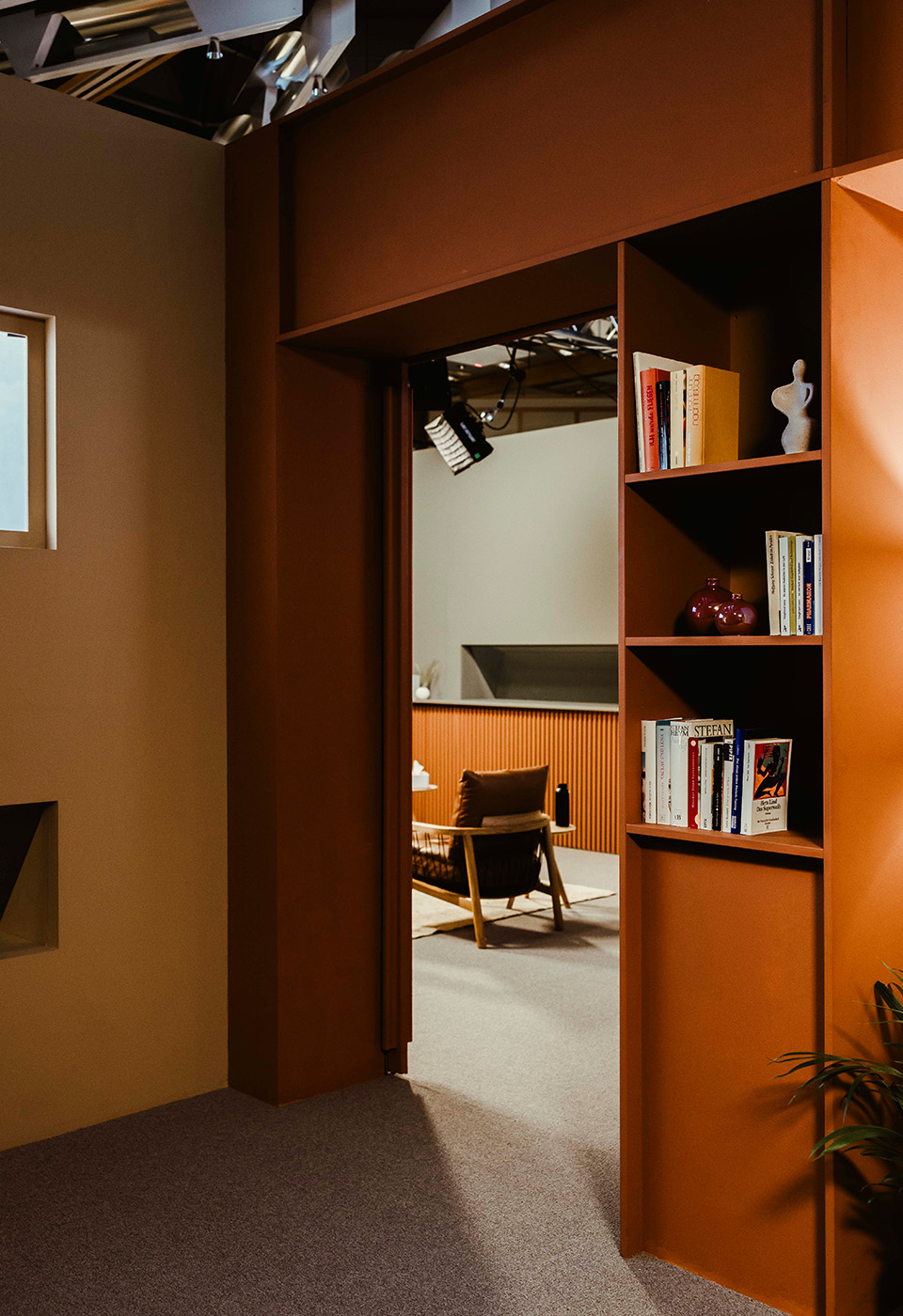 Nele im Interview mit einen Mann.