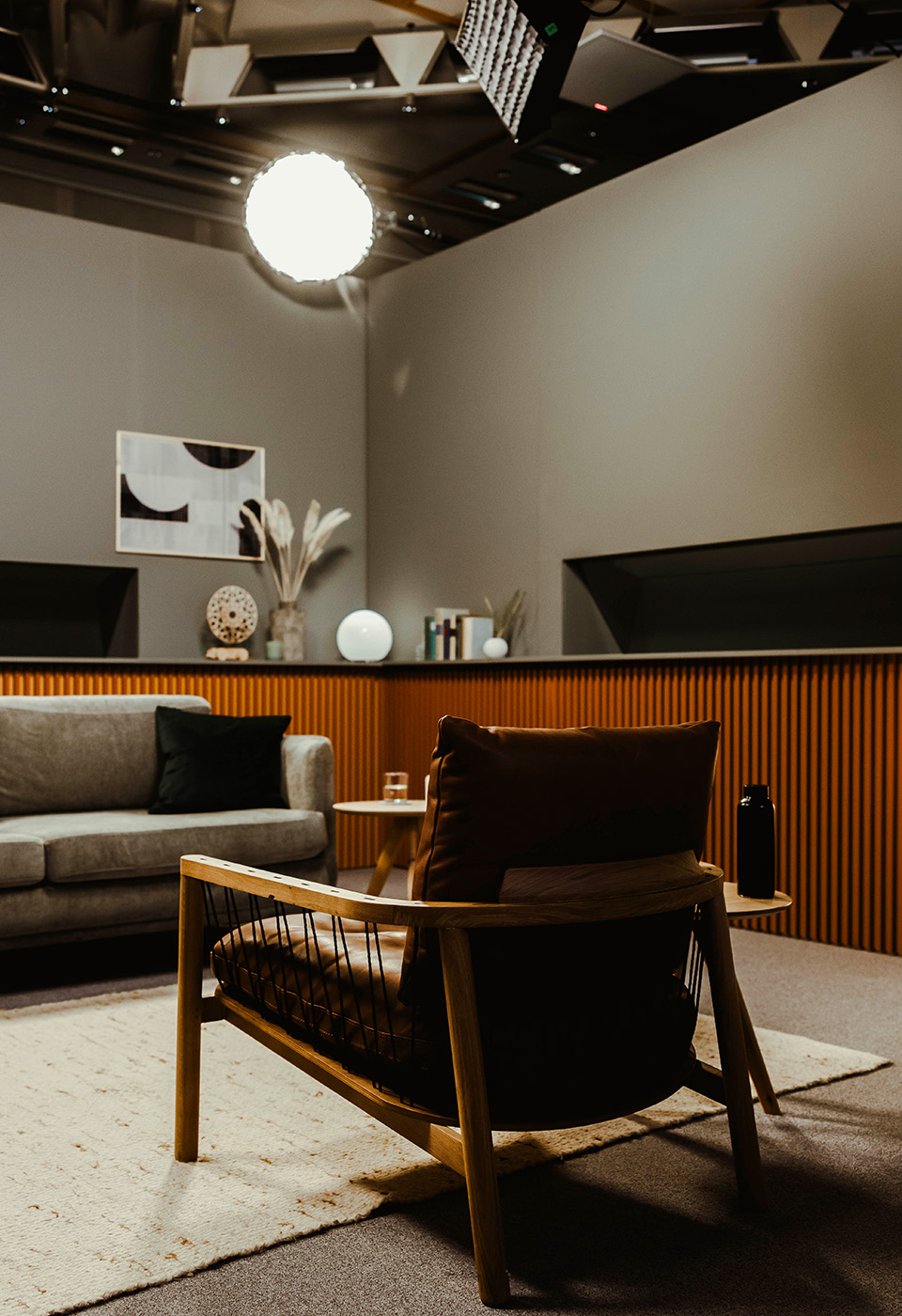 Kathrin im Interview mit Mario Adorf in einem Hotelzimmer