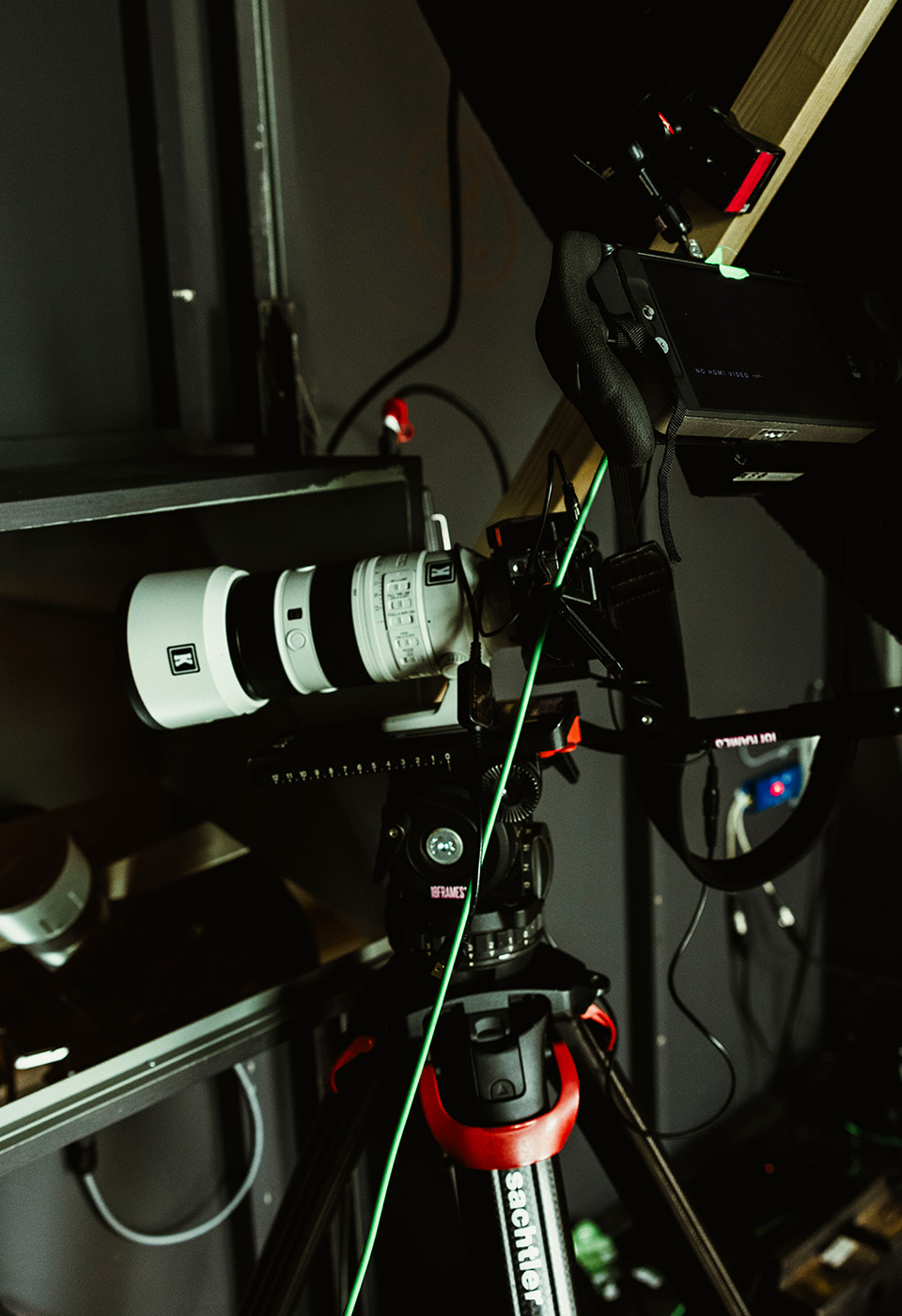 Die PicturePunks Nele und Kathrin auf einer Couch