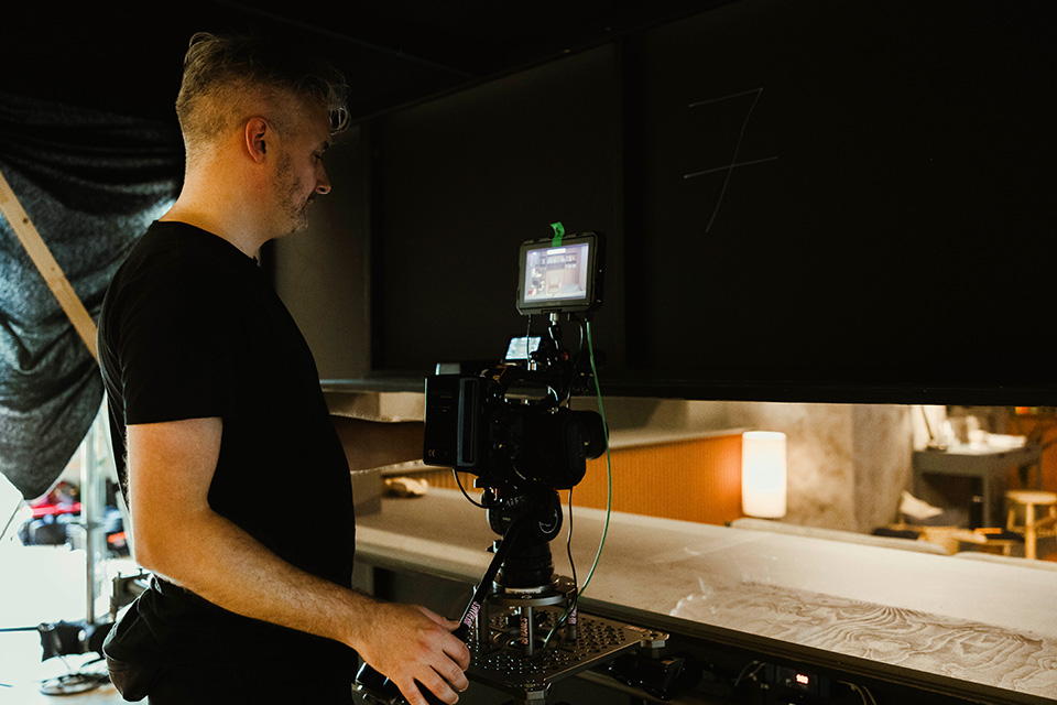 Kathrin balanciert auf dem Mittelstreifen einer Straße