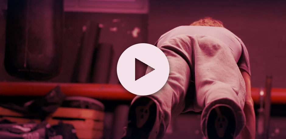 Screenshot der Dokumentation 'Shut Up, Bitch!' zeigt einen jungen Mann beim Training von Liegestützen